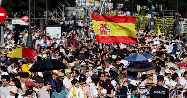 Plus d'un million de fidèles rassemblés dans les rues de Madrid pour la messe du pape Léon XIV.