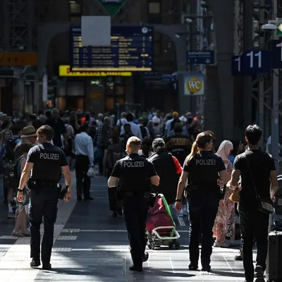 Des policiers patrouillent dans une gare à Stade après la fusillade.