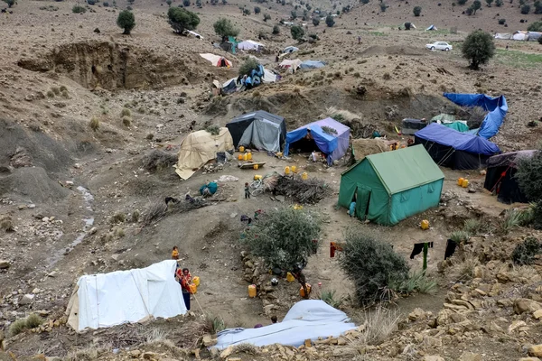 Un camp de réfugiés installé dans une vallée aride après le séisme.
