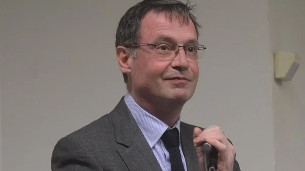 Le maire de Chessy, Olivier Bourjot, s'adressant aux médias.