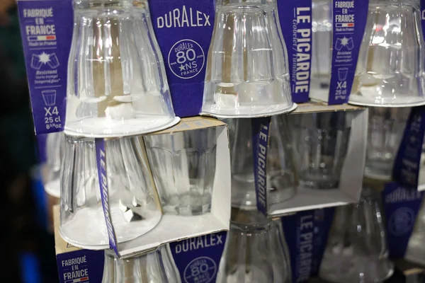 Rayon de magasin présentant des verres Duralex Picardie, avec le label 'Made in France'.