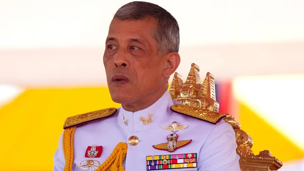 Gros plan du roi Maha Vajiralongkorn sur son trône