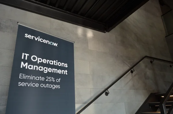 Bannière publicitaire de ServiceNow lors d'un événement meetup.