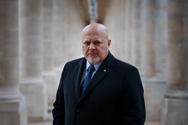 Karim Khan, procureur de la CPI, quittant temporairement ses fonctions après des allégations d'inconduite sexuelle.