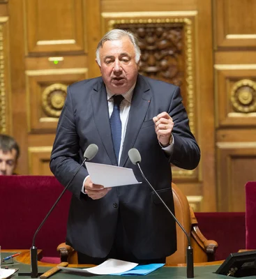 Gérard Larcher annonçant une séance au Sénat, à la tribune de l'hémicycle.
