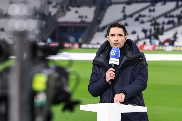 Un journaliste de 'Tout le sport' en reportage, émission supprimée de la grille de France 3.
