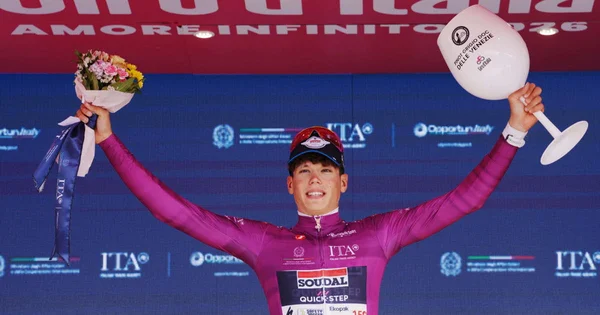 Paul Magnier sur le podium après sa victoire lors de la 18e étape du Tour d'Italie.