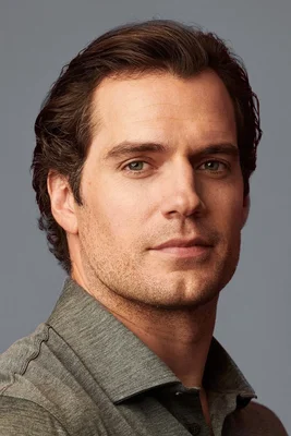 Portrait d'Henry Cavill en polo gris.