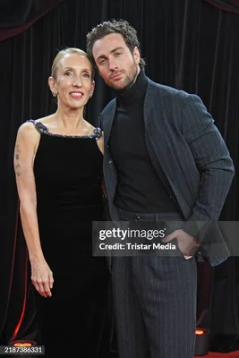 Aaron Taylor-Johnson et son épouse Sam Taylor-Johnson sur un tapis rouge.