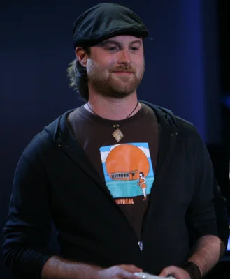 Patrice Désilets photographié en extérieur, vêtu d'une casquette et d'un sweat à capuche.