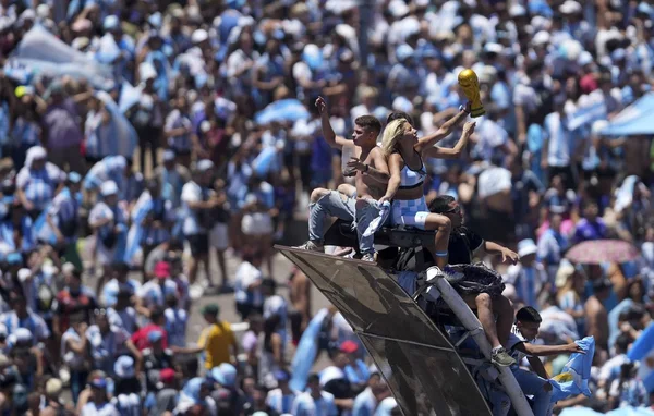 Foule immense célébrant le retour de l'équipe d'Argentine après la Coupe du monde 2022.