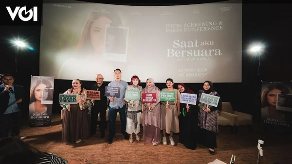 Conférence de presse pour 'Saat Aku Bersuara' avec des participants tenant des pancartes