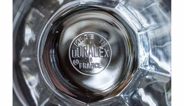 La signature emblématique 'MADE IN DURALEX FRANCE' gravée dans le verre.