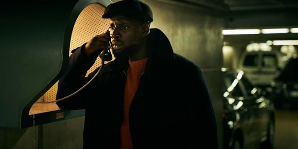 Omar Sy dans le rôle d'Assane Diop, utilisant un téléphone public dans un parking souterrain, extrait de la bande-annonce de la partie 4 de Lupin.
