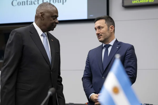 Lloyd Austin et Luis Petri à l'issue de la 23e réunion du Groupe de contact pour la défense de l'Ukraine au siège de l'OTAN à Bruxelles, le 13 juin 2024.