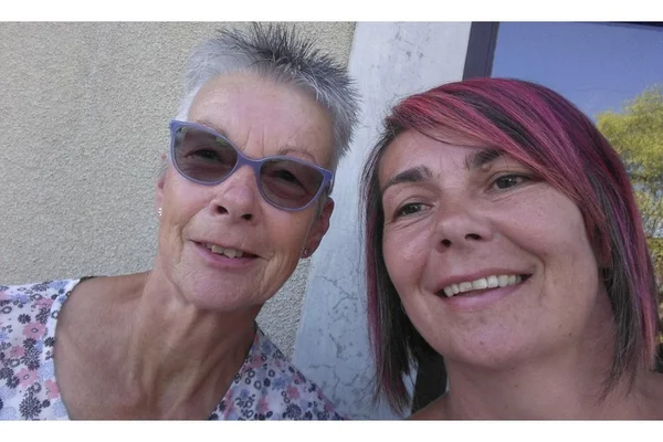 Photographie de la Britannique de 72 ans portée disparue en Haute-Vienne, accompagnée d'une proche.