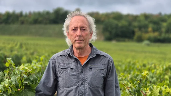 Vigneron bio exprimant son inquiétude face aux restrictions sur l'usage du cuivre.
