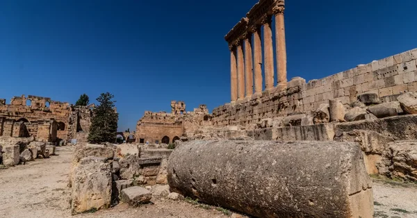 Les ruines de Baalbek, avec le temple de Jupiter et un tambour de colonne effondré.