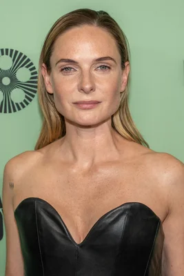 Rebecca Ferguson dans une tenue moderne pour une promotion de la série Silo.