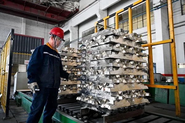 Lingots d’aluminium en usine, symbole de la flambée des prix qui fragilise les sous-traitants aéronautiques.