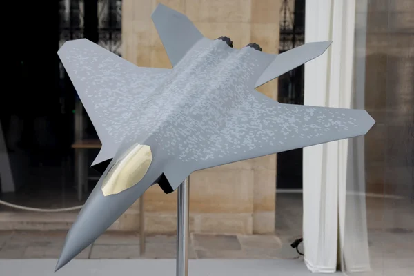 Maquette du chasseur furtif SCAF avec camouflage numérique.