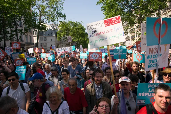 Manifestation « La Fête à Macron » organisée par La France insoumise le 5 mai 2018, entre Opéra et Bastille à Paris.