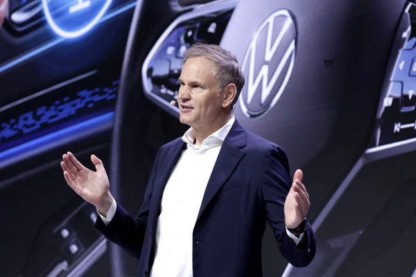 Dirigeant de Volkswagen s'adressant à un public lors d'une présentation