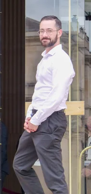 David Guiraud, député LFI du Nord, en plan américain de profil.