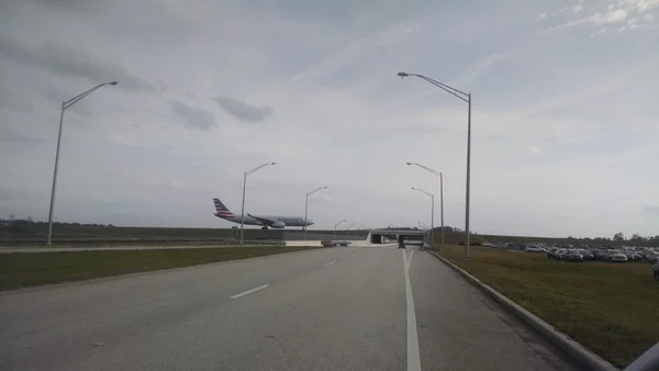 Avion d'American Airlines roulant sur la piste après l'atterrissage.