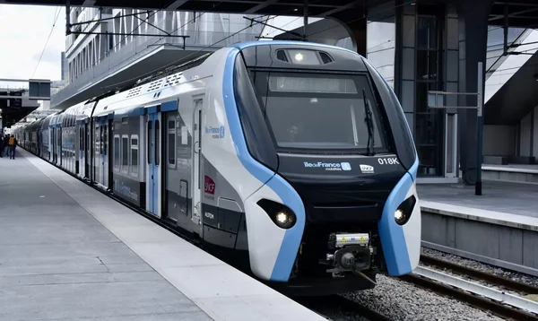 Un train Alstom du RER E à l'arrêt en gare, aux couleurs d'Île-de-France Mobilités.
