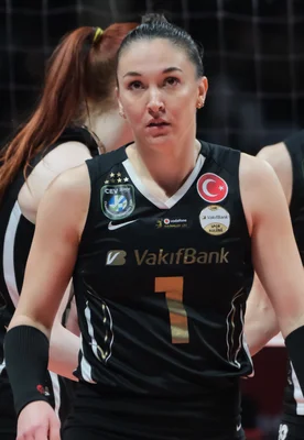 Héléna Cazaute sous le maillot du VakifBank, numéro 1, en action sur le terrain.