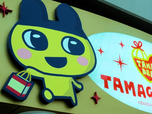 Enseigne du magasin officiel Tamagotchi Tama Depa à Tokyo Dome City, avec Mametchi en trois dimensions.