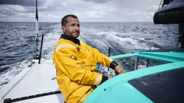 Ambrogio Beccaria à la barre de son voilier lors de la Vendée Arctique.