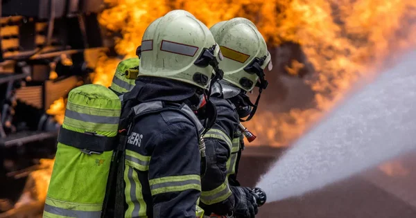 Pompiers luttant contre l'incendie de la boîte de nuit en Moselle.