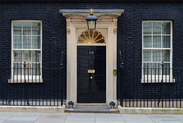La porte du 10 Downing Street, résidence officielle du Premier ministre britannique.