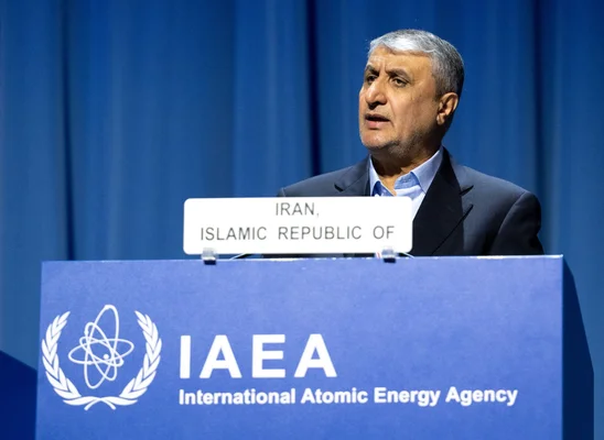 Représentant iranien s'exprimant au podium de l'Agence internationale de l'énergie atomique (AIEA).