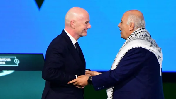 Jibril Rajoub échangeant une poignée de main avec un interlocuteur lors d'une rencontre officielle.