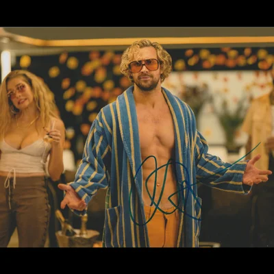 Aaron Taylor-Johnson dans une tenue décontractée lors d'une fête.