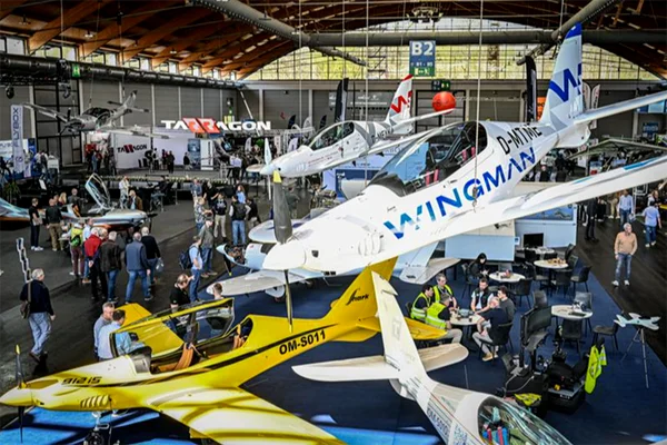 Salon Aero 2026 à Friedrichshafen : des avions légers exposés, dont un Tecnam P2012 Traveller jaune.