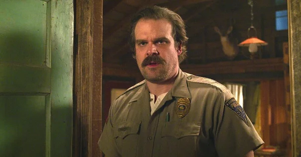 David Harbour dans le rôle de Jim Hopper dans la série *Stranger Things*.