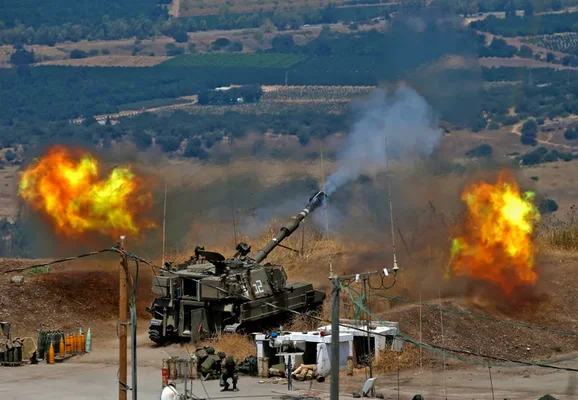 Artillerie israélienne ripostant après des tirs de roquettes depuis le Liban.