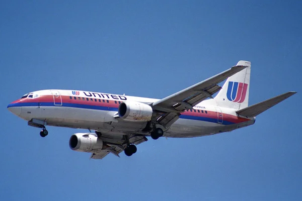 Boeing 737-300 de United Airlines en approche.