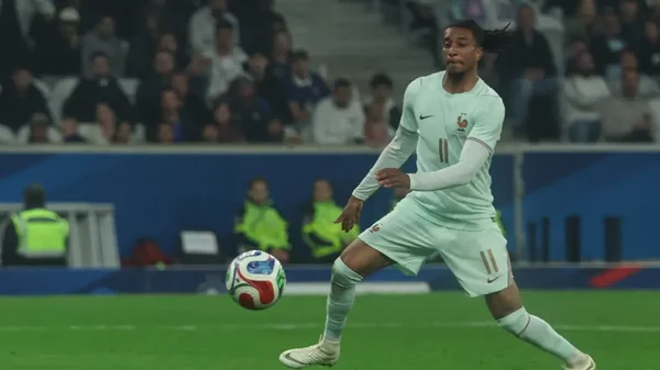 Michael Olise en pleine action face à l'Irlande du Nord, sous les yeux des supporters.
