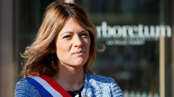 Maud Bregeon, porte-parole du gouvernement, photographiée en extérieur avec une écharpe tricolore.