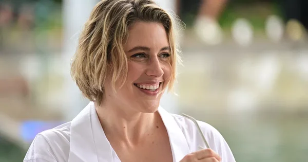 Greta Gerwig, réalisatrice de Narnia, souriante lors d'une apparition publique.