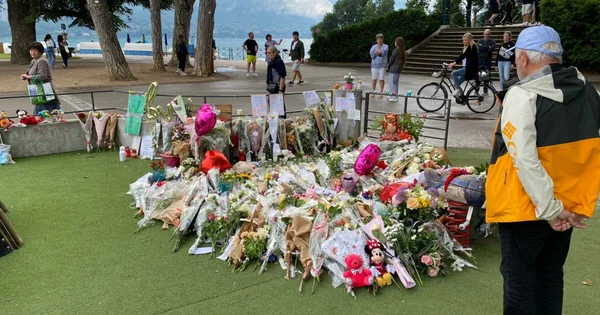 Hommage aux victimes de l'attaque au bord du lac d'Annecy.
