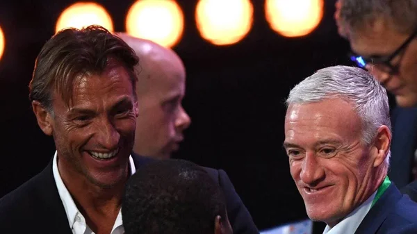 Didier Deschamps et Hervé Renard échangent lors d'un événement.