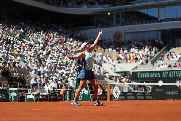 Iga Swiatek au service lors d'un match à Roland-Garros.