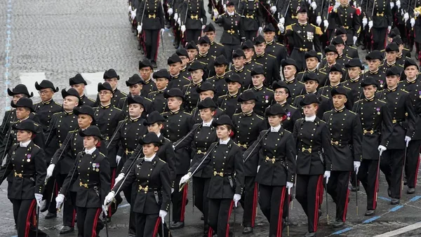 Défilé de cadets de l'École Polytechnique lors d'une cérémonie officielle.
