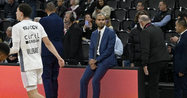 Tony Parker, sélectionneur des U17, observe un joueur de l'ASVEL lors d'un match.